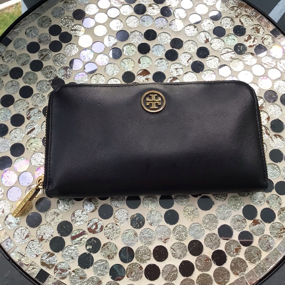 Tory Burch Robinson Black Zip-Around Saffiano Wallet Clutch